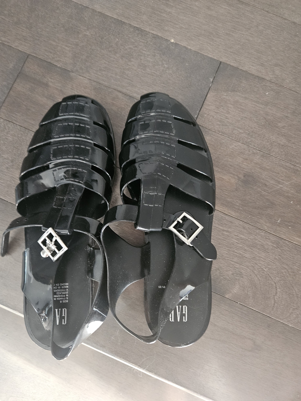 GAP Women’s Glossy Black Jelly Fisherman Sandals with Buckle